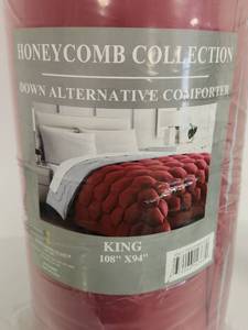 lot 126 image: Honeycomb Collection King Size Down Alternative Comforter