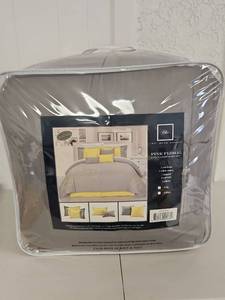 lot 131 image: Chic Home Design Pink Floral 8-Piece Comforter Set