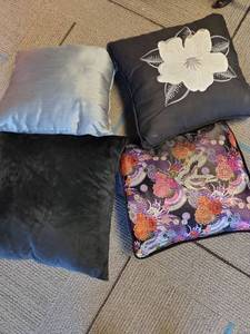 lot 139 image: Decorative Throw Pillow Lot