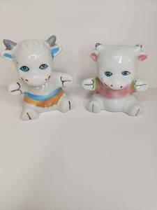 lot 142 image: Ceramic Baby Cow Salt and Pepper Shakers