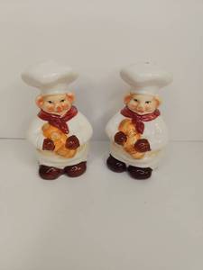 lot 146 image: Pig Chef Salt and Pepper Shakers