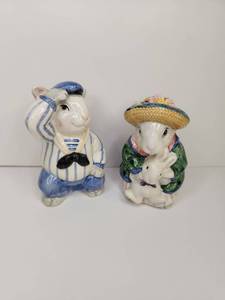 lot 147 image: Ceramic Bunny Salt and Pepper Shakers