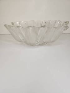 lot 162 image: Clear Glass Flower Petal Bowl
