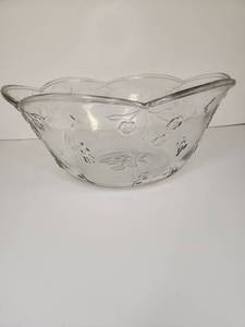 lot 163 image: Clear Glass Serving Bowl with Floral Pattern