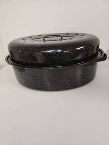 lot 179 image: Black Speckled Enamel Roasting Pan with Lid