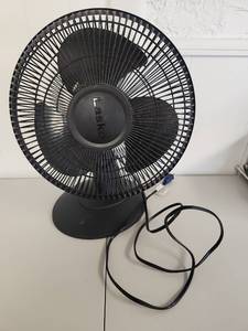 lot 185 image: Lasko Small Desk Fan
