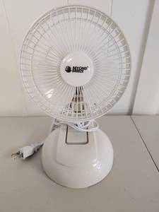 lot 190 image: Beyond Breeze Small Electric Desk Fan