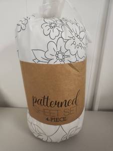 lot 214 image: Patterned King Size Sheet Set - 4 Piece