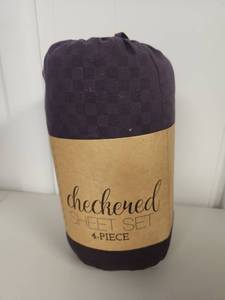 lot 222 image: Checkered King Size Sheet Set - 4 Piece