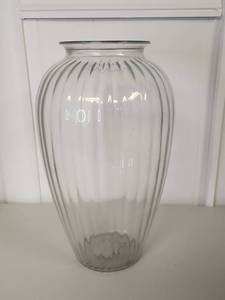 lot 235 image: Anchor Hocking Swirl Glass Vase