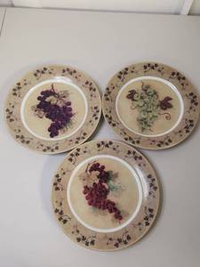 lot 250 image: Grape Design Decorative Plates Set