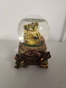 lot 253 image: Boyds Bears The Queen Musical Snow Globe