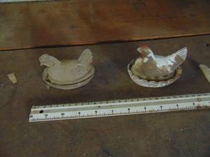 lot 2691 image: Pair of Hens on Nest - Will Need cleaning