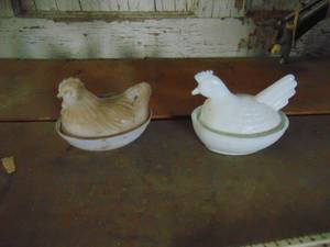 lot 2692 image: Pair of Hens on Nest - Will Need cleaning