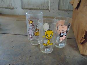 lot 2695 image: 10 Tweety Pepsi Glasses