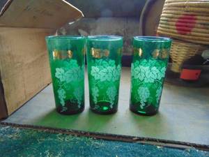 lot 2737 image: 8 - Green Tumblers - - - - -