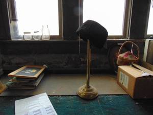 lot 2738 image: We thought it was a hat stand - - turns out to be a TP Holder