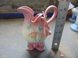 lot 2750 image: Hull Vase - Bow Knot