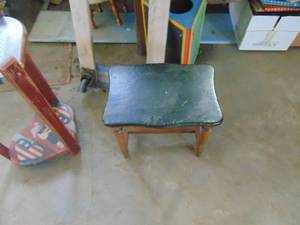 lot 3106 image: Small TableStand