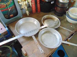 lot 3122 image: 3 Aluminum Frying Pans