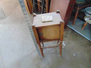 lot 3135 image: Small stand with Tile Top - Tile Loose