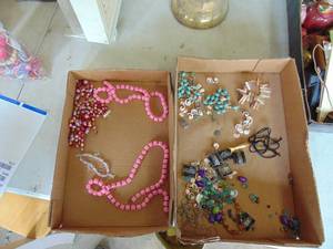 lot 3137 image: Selection of Broken Jewelry - Beads