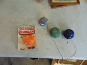 lot 3149 image: 4 Yo-Yos - 1 New in Package