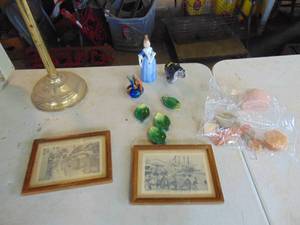 lot 3150 image: Decor Selection - Leaves and pictures