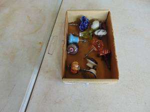 lot 3165 image: Selection of Drawer pulls