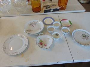 lot 3185 image: Mismatched China Pieces