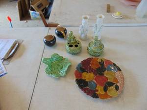 lot 3192 image: Decor Selection - Mojica type plate - white bud vases