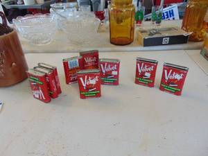 lot 3200 image: Velvet Tobacco Tins