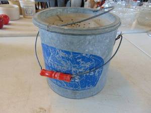 lot 3213 image: Galvanized Minnow Bucket