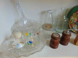 lot 3237 image: Contents of Shelf - Hand Painted
