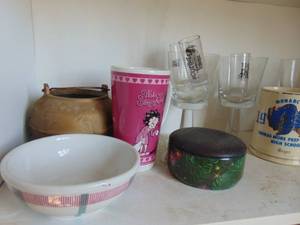 lot 3238 image: Contents of Shelf - Tea Pot
