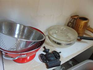 lot 3241 image: Contents of Shelf - Pyrex