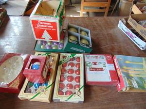 lot 3251 image: Large Selection of Xmas Decor