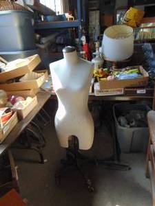 lot 3254 image: Female Dress Form