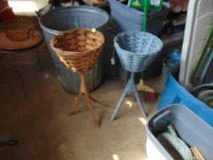 lot 3257 image: Pair of Plant Stands