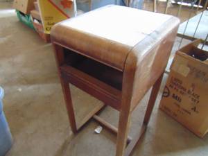 lot 3264 image: Small end Table - - needs TLC