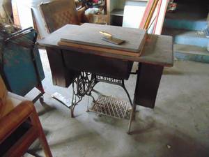 lot 3277 image: Singer Sewing Machine Base with Cabinet - no machine