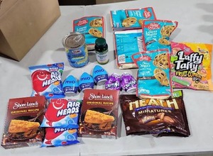 lot 9142 image: Everything in the picture