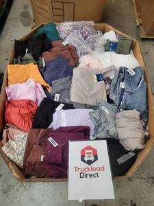 lot 56738 image: Womens Summer Clothing Old Navy - Several Hundred Plus Sizes (X-4X)