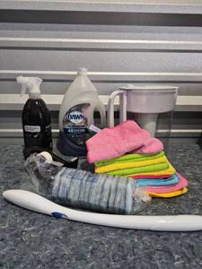 lot 210 image: Home Cleaning Bundle with Dawn Platinum and Method - Retail $25