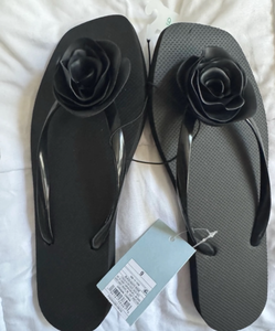 lot 43282 image: Black Rose Flip Flops Size 10