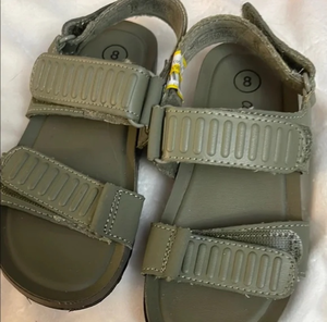 lot 43295 image: Cat & Jack Kids Olive Green Sandals Size 8
