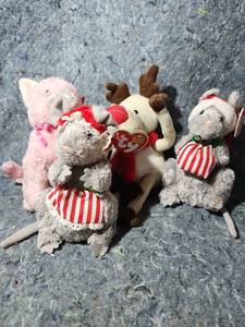 lot 205 image: Holiday Ty Beanie Babies Collection