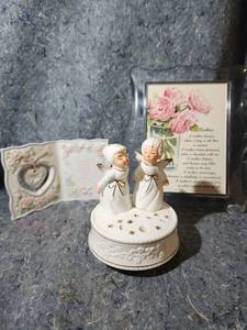 lot 256 image: Musical Mothers Day Angel Gift Set