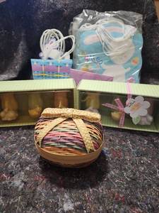lot 298 image: Hallmark Easter Gift Set with Rainbow Basket and Mini Vases
