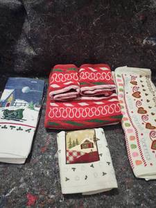 lot 304 image: Christmas Kitchen Towel Set